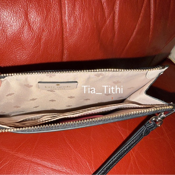 Kate Spade Wristlet 🎉Host Pick🎉 - Picture 4 of 5